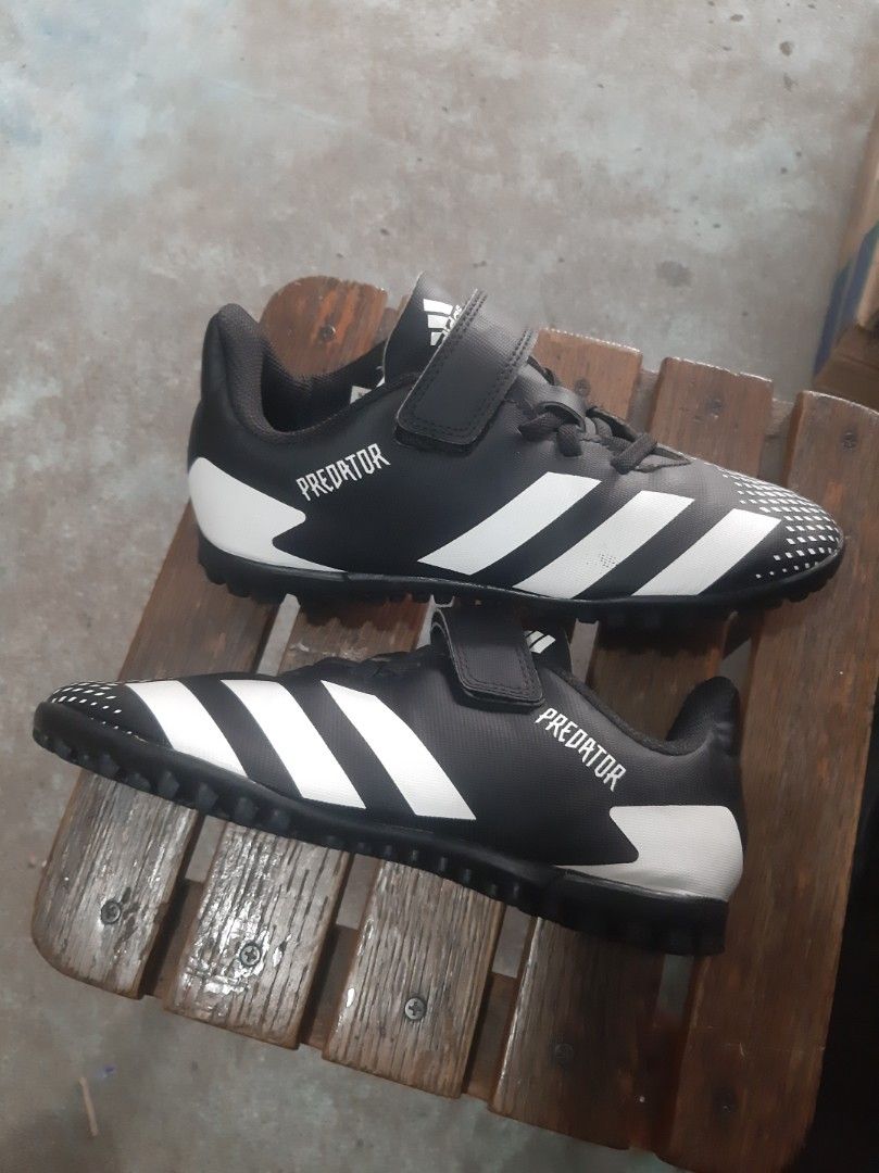 Sepatu Futsal Adidas Predator, Olah Raga, Perlengkapan Olahraga Lainnya di  Carousell