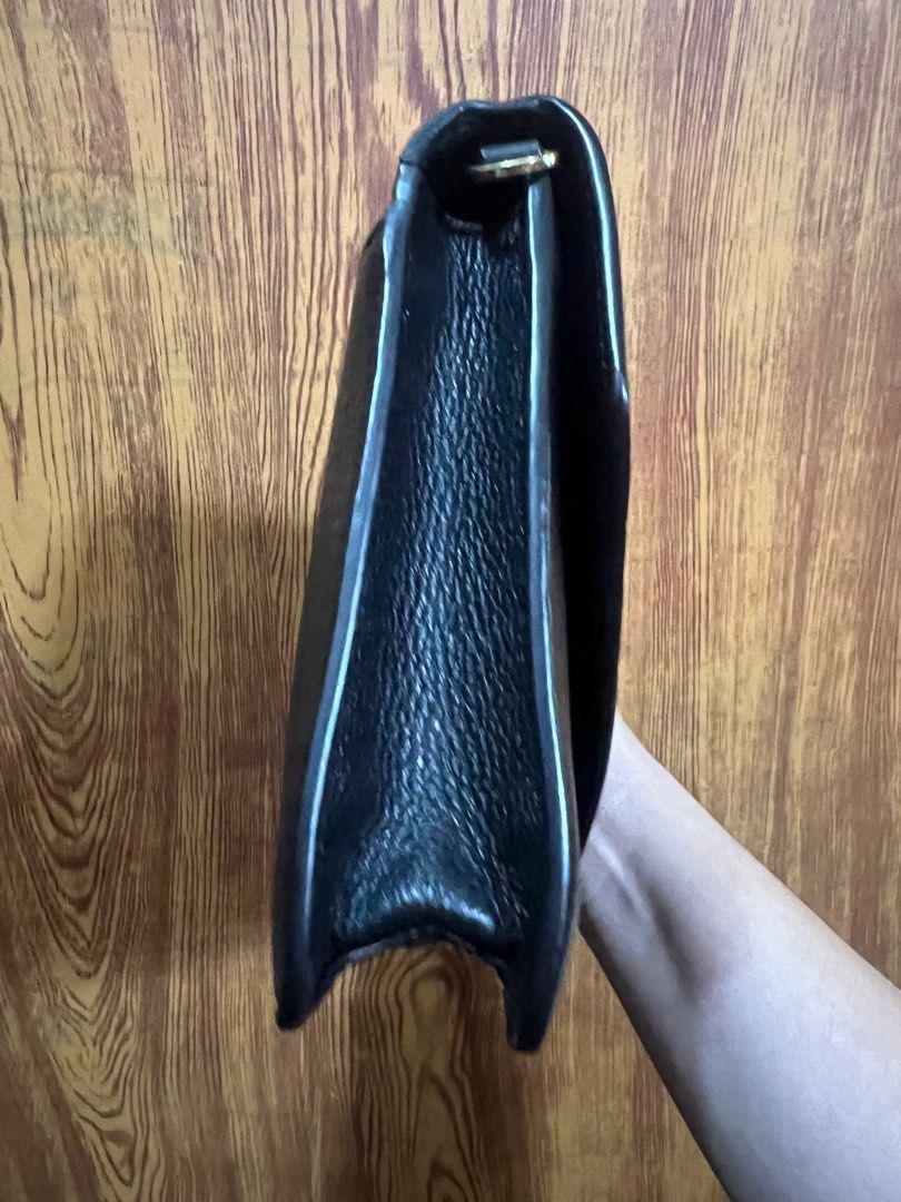 Tory burch (Category: Luxury Bags & Wallets) located in Valenzuela. Submitted by dianzskiyo (Listing ID 1249335233, Image 2). Description: Selling this auth tory burch kira envelope crossbody bag - leather type material - pls see photos for bag condition (with light nail scratch) - mejo lose un lock - still gold hardwares - light fadings on front lock - last pic for reference only - +SF ‼️ PLS MANAGED UR EXPECTATION - THIS IS NOT BNEW ‼️ ‼️ sligh