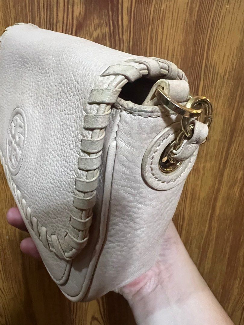 Tory burch marion (Category: Luxury Bags & Wallets) located in Valenzuela. Submitted by dianzskiyo (Listing ID 1249336812, Image 2). Description: Auth Tory Burch Marion crossbody bag - signs of usage (minimal flaws) - presmark on rubber lining - still gold hardwares - +SF - last pic for reference only ‼️ PLS MANAGED UR EXPECTATION - HND PO ITO BNEW‼️ ‼️ Slight nego for surebuyer (pass sa barat / no to lowballer) - do not offer if unsure Gcash / b