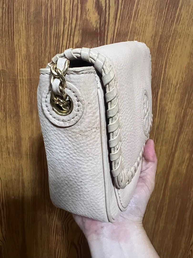 Tory burch marion (Category: Luxury Bags & Wallets) located in Valenzuela. Submitted by dianzskiyo (Listing ID 1249336812, Image 3). Description: Auth Tory Burch Marion crossbody bag - signs of usage (minimal flaws) - presmark on rubber lining - still gold hardwares - +SF - last pic for reference only ‼️ PLS MANAGED UR EXPECTATION - HND PO ITO BNEW‼️ ‼️ Slight nego for surebuyer (pass sa barat / no to lowballer) - do not offer if unsure Gcash / b