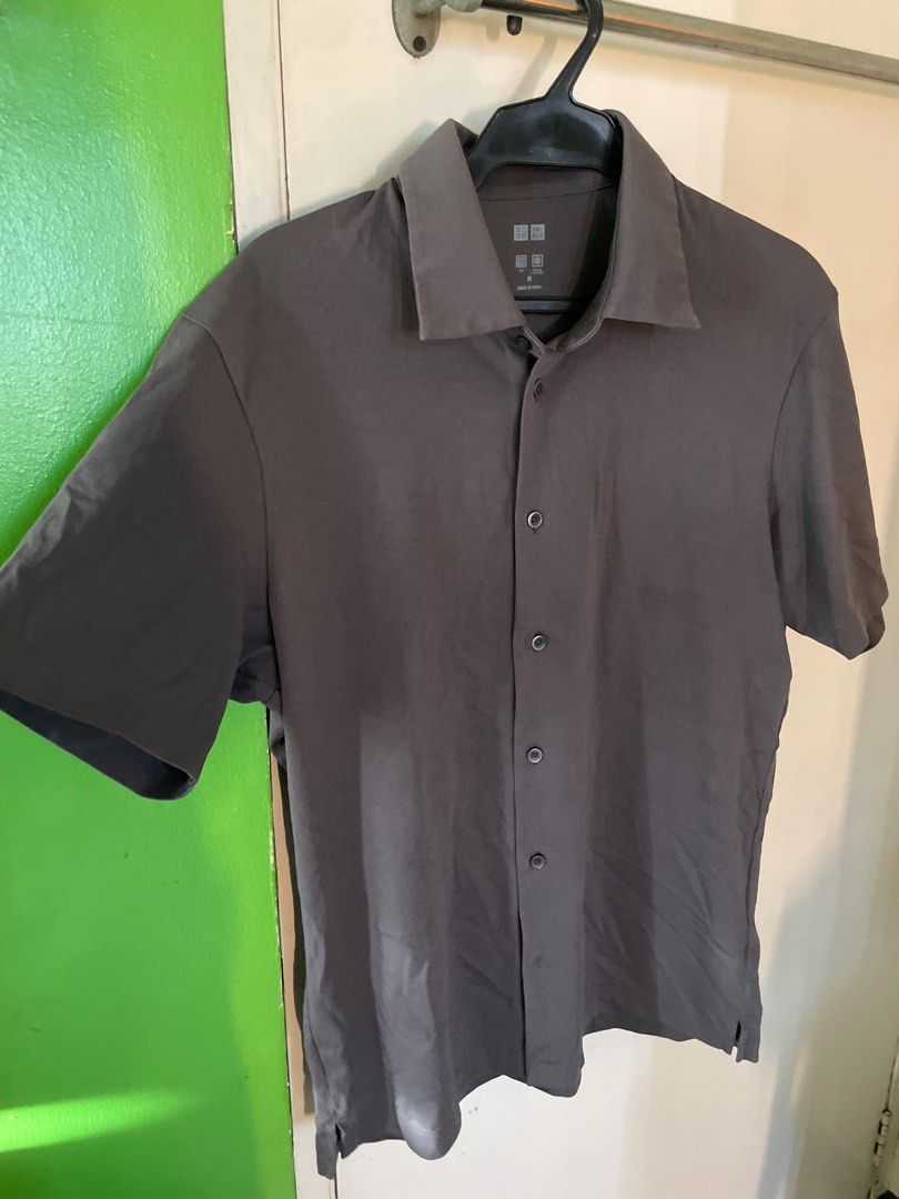 Uniqlo gray Polo (Category: Tshirts & Polo Shirts ) located in Manila. Submitted by max0693 (Listing ID 1249353432, Image 3). Description: Used a few times but in good condition. Photos are unedited Color on the photo does not bring justice to it’s real gray shade. Size: Medium Active wear Dry and cool technology No issues Rfs: decluttering .