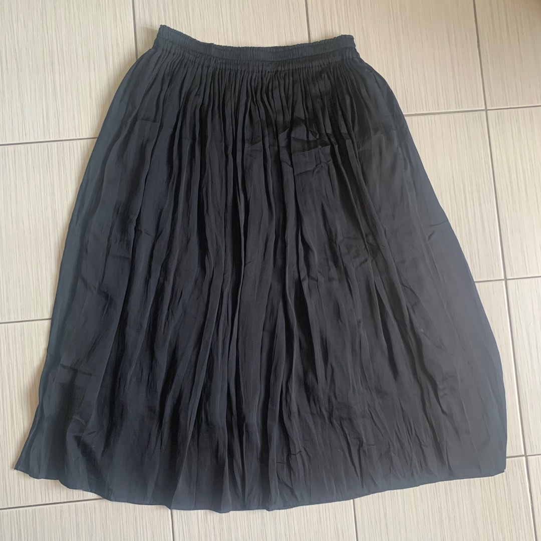 Uniqlo pleated midi skirt on Carousell