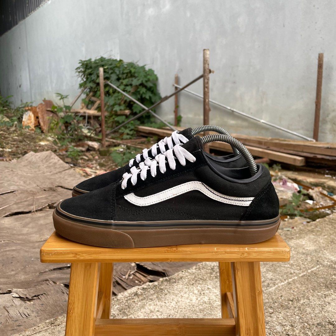 Black vans outlet tan sole