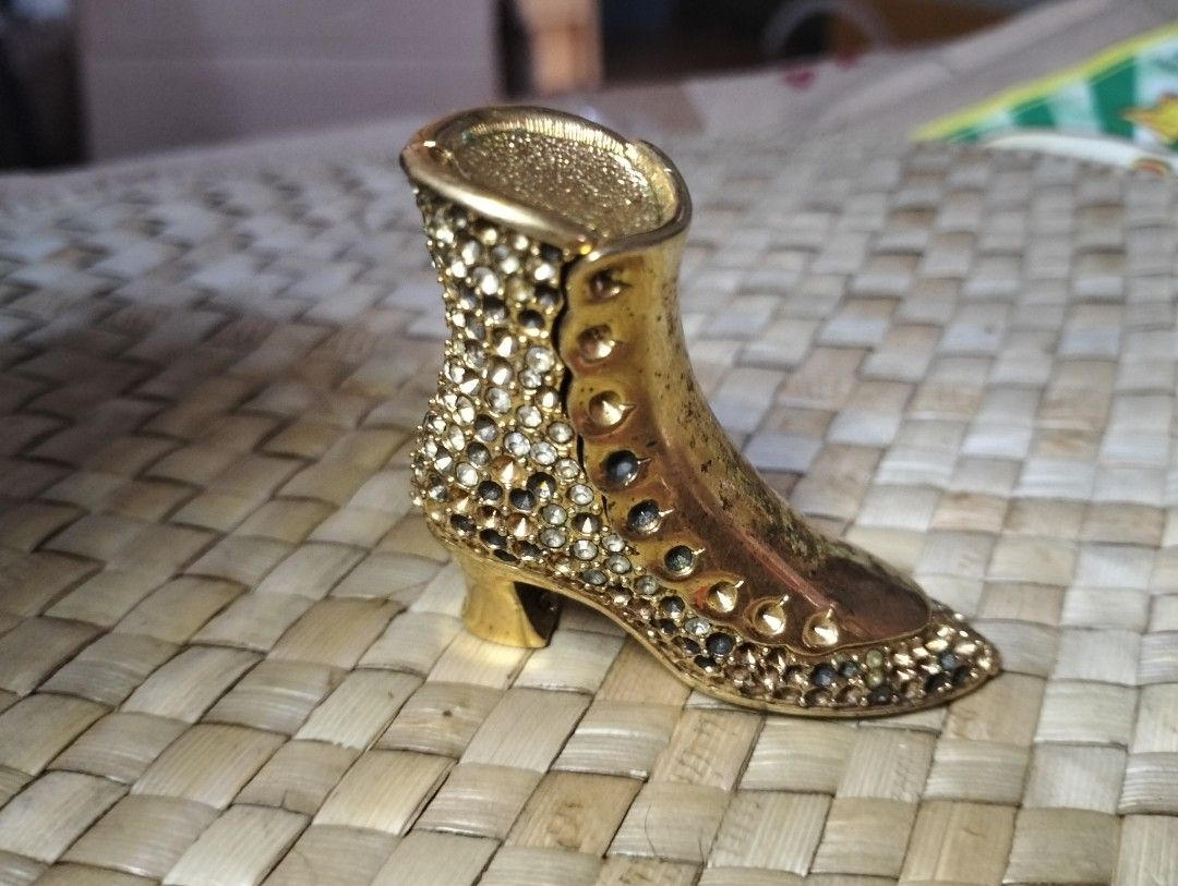 Vintage 1996 Estee Lauder Compact Victorian Boot (Category: Makeup) located in Pasig City. Submitted by Unikko75 (Listing ID 1249315087, Image 2). Description: Vintage 1996 Estee Lauder Compact Victorian Boot Size : 1.9 X 2 Inches Price : 1,700. Note : Crystals are no longer complete..