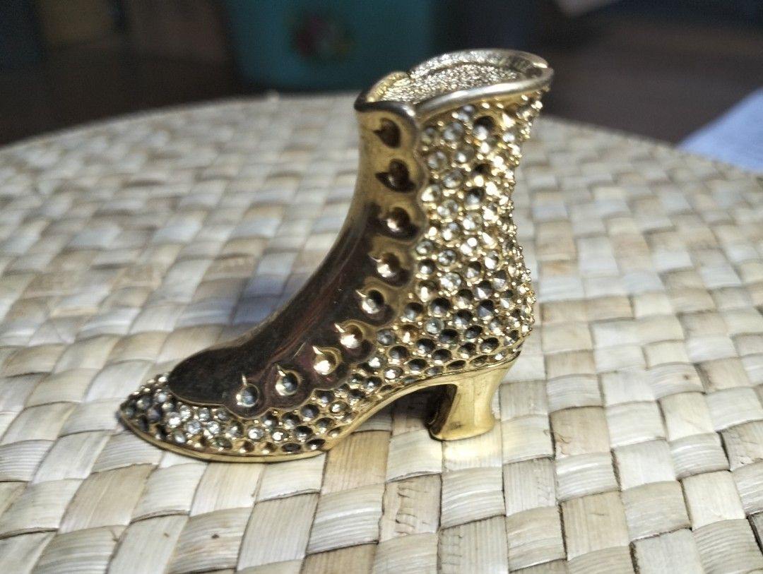 Vintage 1996 Estee Lauder Compact Victorian Boot (Category: Makeup) located in Pasig City. Submitted by Unikko75 (Listing ID 1249315087, Image 3). Description: Vintage 1996 Estee Lauder Compact Victorian Boot Size : 1.9 X 2 Inches Price : 1,700. Note : Crystals are no longer complete..