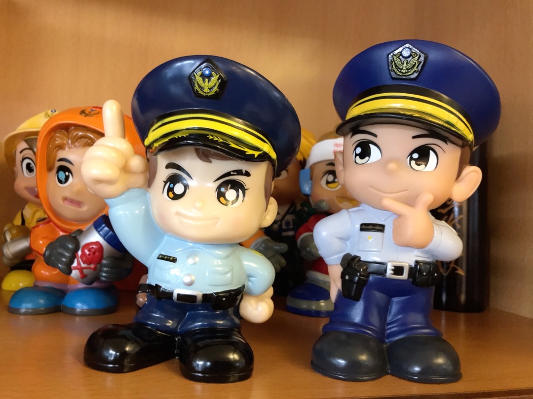 公仔造型存錢筒/ 消防員公仔/警察公仔, 哩哩扣扣, 其他在旋轉拍賣