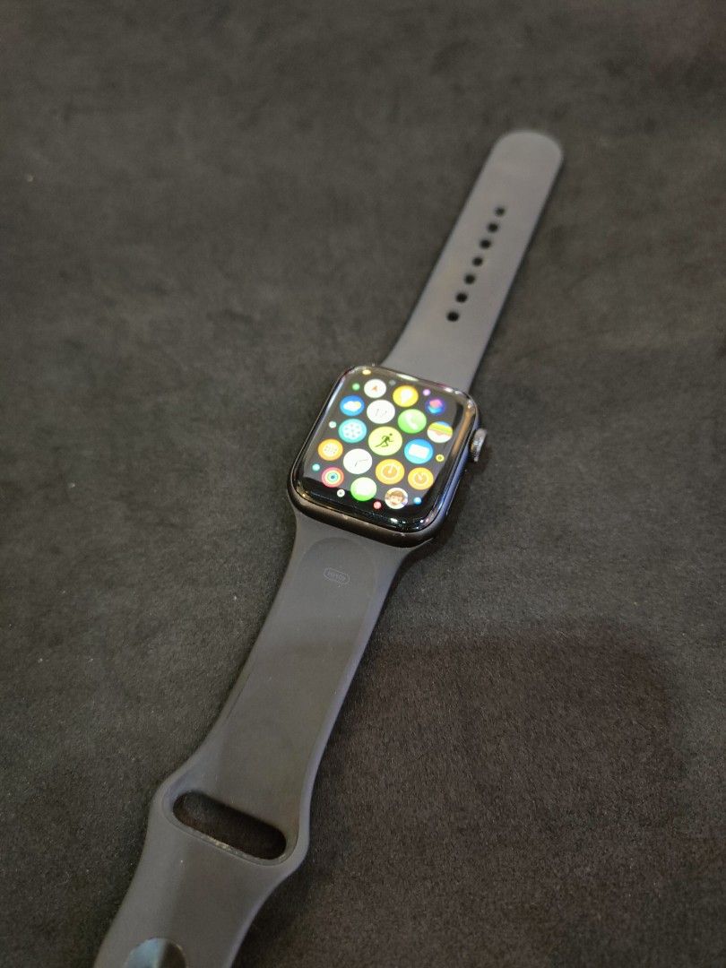 Apple watch SE 40mm grey 2ndhand complete unit Mobile Phones