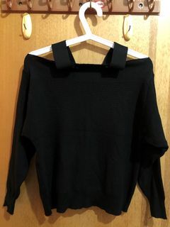 Black knit arm sleeveless top