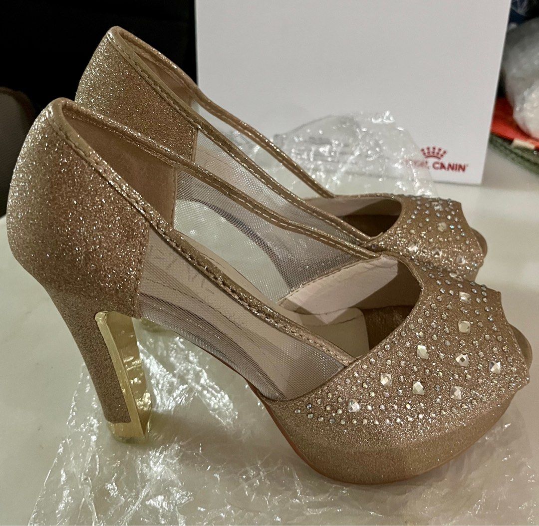 Golden heels top for wedding
