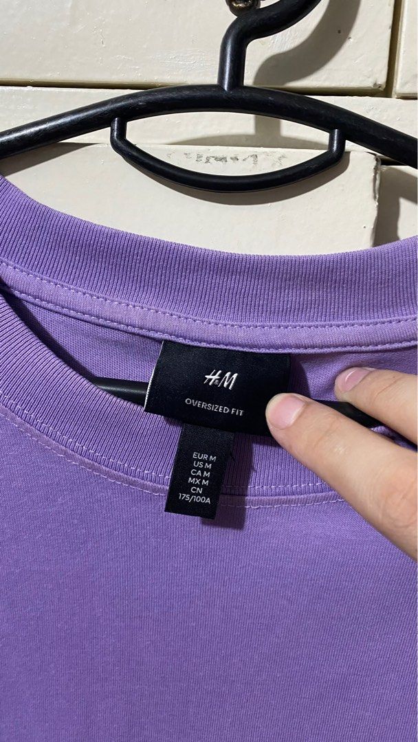 H&M Oversized Tshirt (Category: Tshirts & Polo Shirts ) located in Bacoor. Submitted by patrickluwis (Listing ID 1249588602, Image 2). Description: Oversized fit. Good as new. In very good condition. No issue. Listed as M but can fit L-XL frame too. Payment thru BPI, Metrobank, Gcash or Shopeepay + shipping fee c/o buyer for delivery thru J&T.