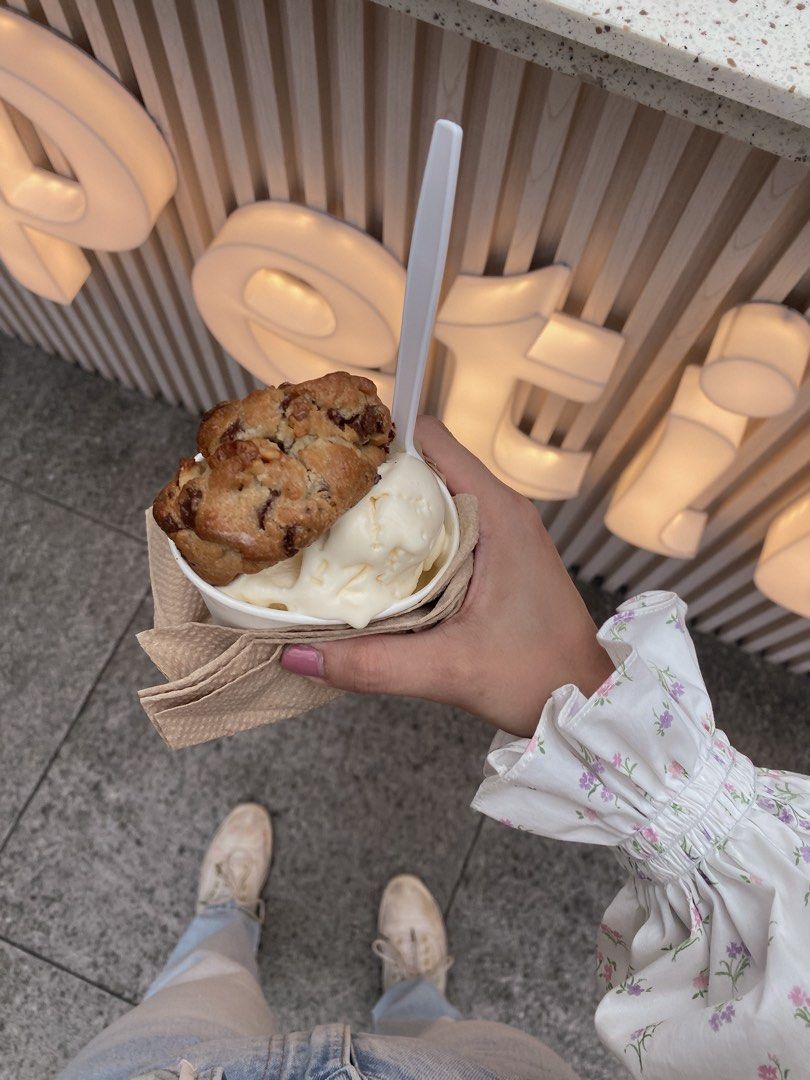 House of CB MILLICENT White Floral PRINT CROPPED CORSET TOP on Carousell