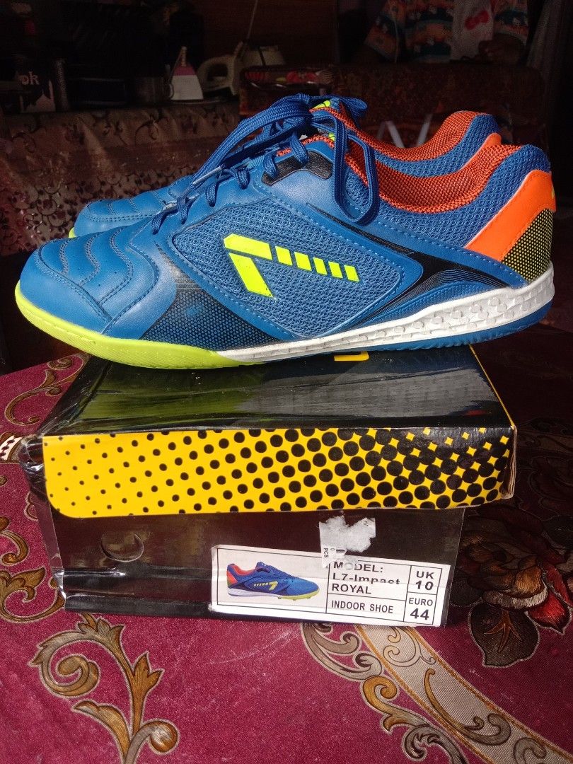 Kasut FUTSAL Line7 Men s Fashion Footwear Sneakers on Carousell