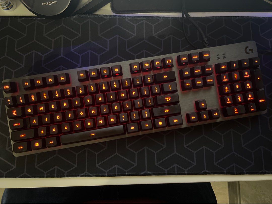 Logitech G413 Backlit Mechanical Gaming Keyboard with USB Passthrough –  Carbon