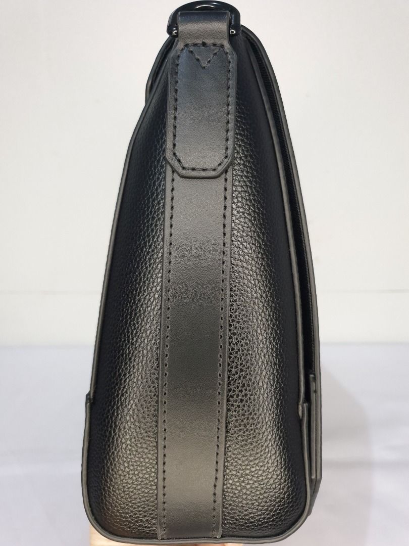 Louis Vuitton Takeoff Messenger Noir M57080 Grain Leather