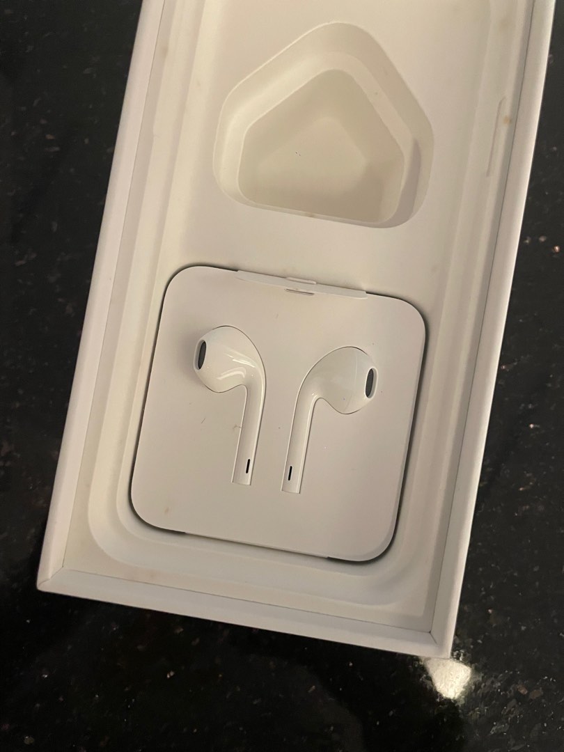 NEW Apple Earphones LIGHTNING (Wired), Audio, Earphones on Carousell