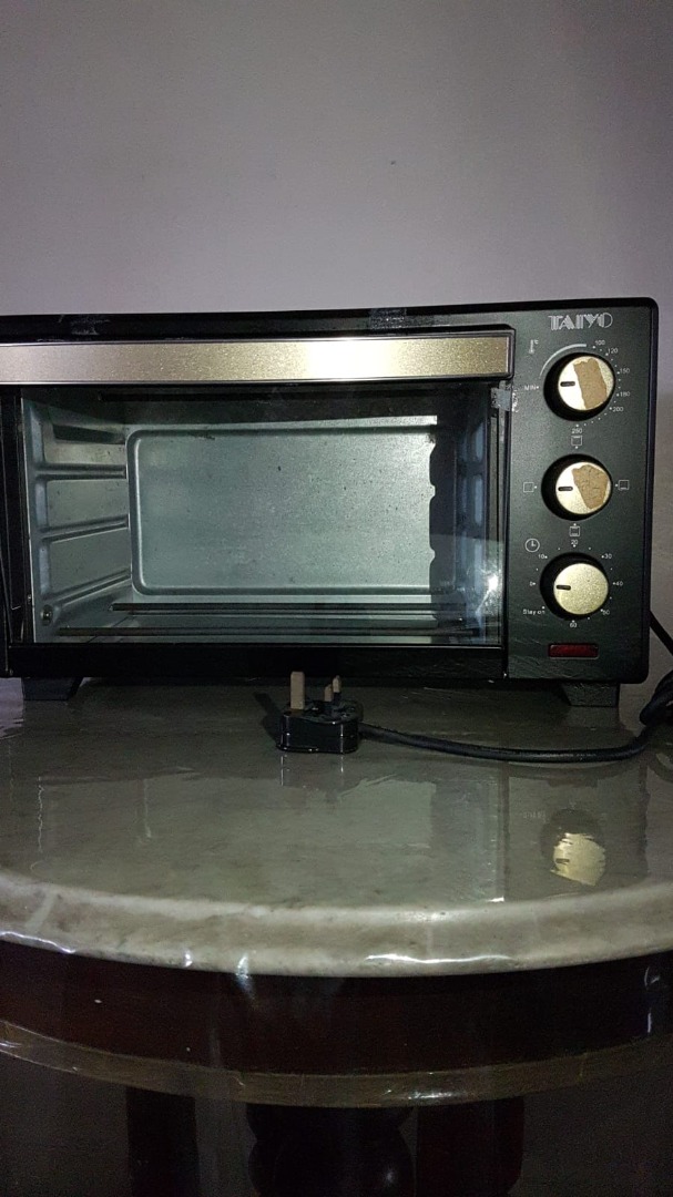 New but shortcircuited oven for spare parts. 20L Toaster oven, TV