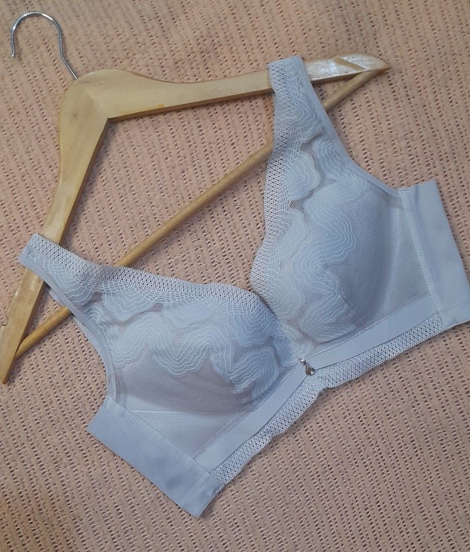 Non wire padded V neck push up bra, Women's Fashion, Undergarments &  Loungewear on Carousell