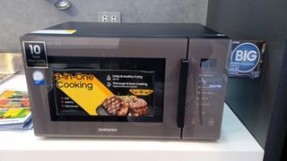 🥶SAMSUNG MICROWAVE OVEN🥶
💯 Brand New and Sealed with Reciept