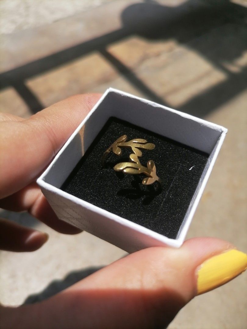 Stainless Steel Leaf Ring with free box (Category: Rings) located in Muntinlupa City. Submitted by dmgdbee (Listing ID 1249489278, Image 1). Description: Preferred deal method: MEET UP around Muntinlupa area RING SIZE 8 (ring size reference above).