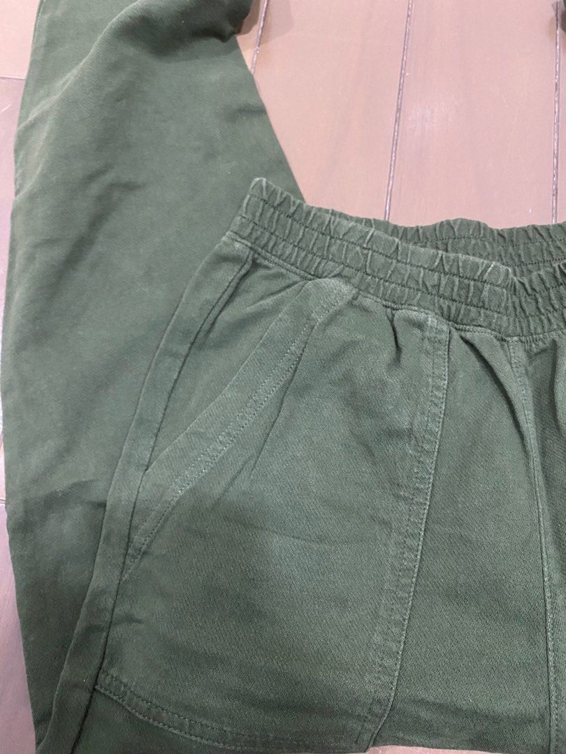 UNIQLO green cargo pants on Carousell