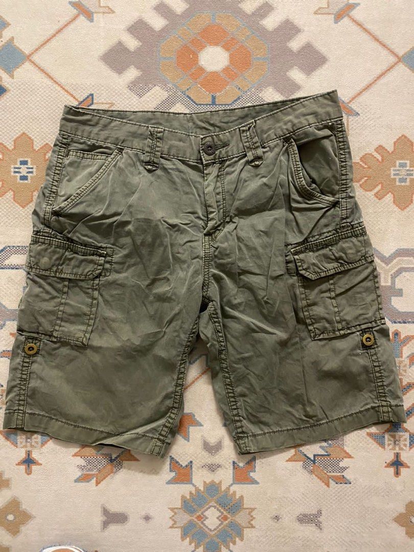 Uniqlo shorts cargo, Men's Fashion, Bottoms, Shorts on Carousell