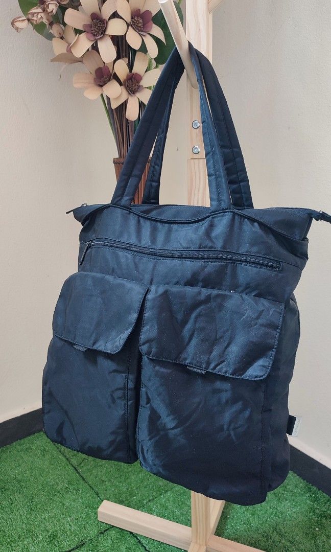 Nylon tote with outlet zipper