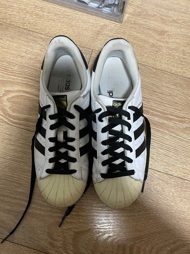 Adidas superstar black on sale laces