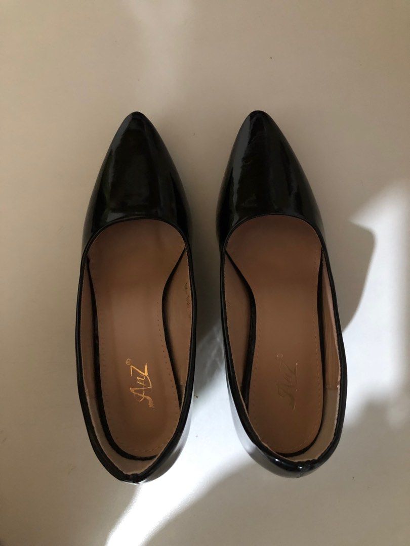 2 INCH BLACK SHOES (Category: Heels) located in Quezon City. Submitted by _rosizzle (Listing ID 1249676967, Image 1). Description: BRAND NEW NEVER WORN - size 35 - 2 inch heels - comes in a box - perfect for students .