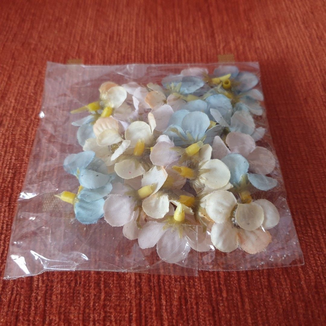 2cm Silk Daisy Cake Topper Approx 28 pieces on Carousell