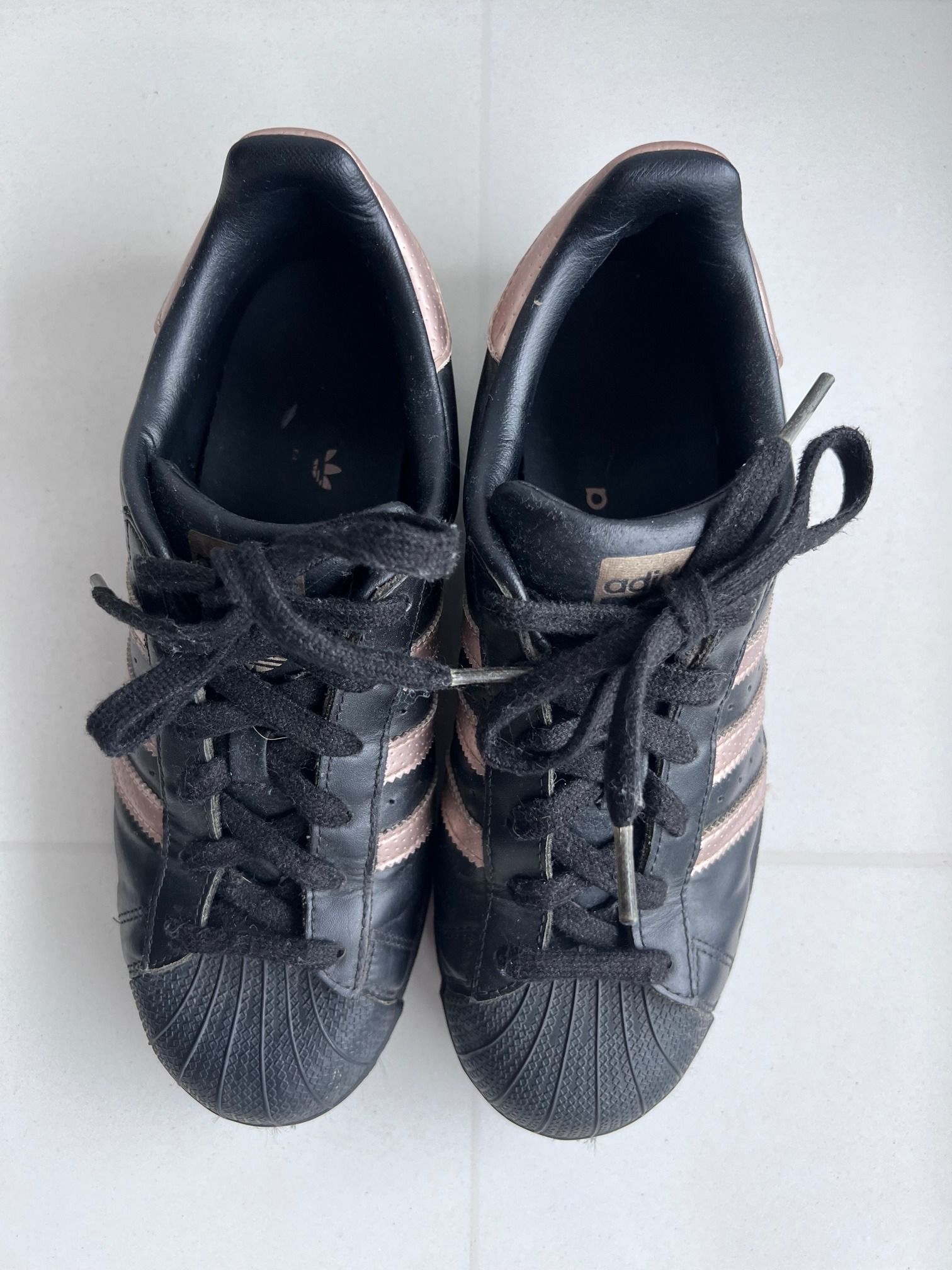 Adidas superstar black cheap with rose gold stripes