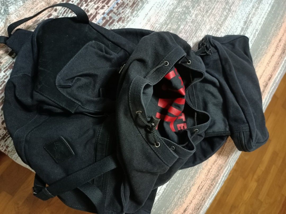 Backpack (Category: Backpacks) located in Singapore. Submitted by lh5757 (Listing ID 1249729877, Image 4). Description: .