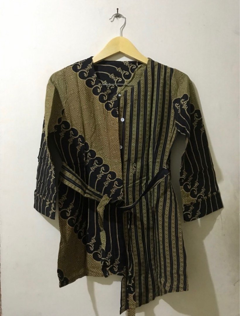 Baju Batik, Fesyen Wanita, Pakaian Wanita, Atasan di Carousell