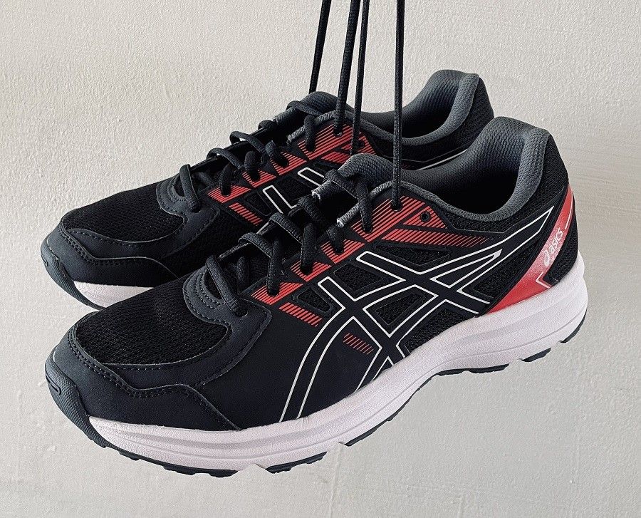 OFFER: BNIP Asics Gel-Jolt 2E Running Shoes (Category: Sneakers) located in Singapore. Submitted by apexrainfall (Listing ID 1249692092, Image 2). Description: Brand: Asics 👟 Model: Gel-Jolt 2E Size: Euro 42 / UK 7.5 / US 8.5 Colour: Black-Red Elevate your running with comfort and style. Shoes dries quickly when wet too! 🏃🏻‍♂️ Currently running a limited time discount, now at $35 instead of $55!! Only have one pair so hurry! 😊.