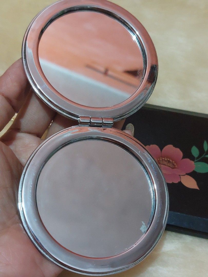 BUNDLE SALE Compact Dual Mirror (Category: Makeup) located in Muntinlupa City. Submitted by sakurambo_des (Listing ID 1249788761, Image 3). Description: 📌BUNDLE SALE COMPACT DUAL MIRROR 180 ONLY.