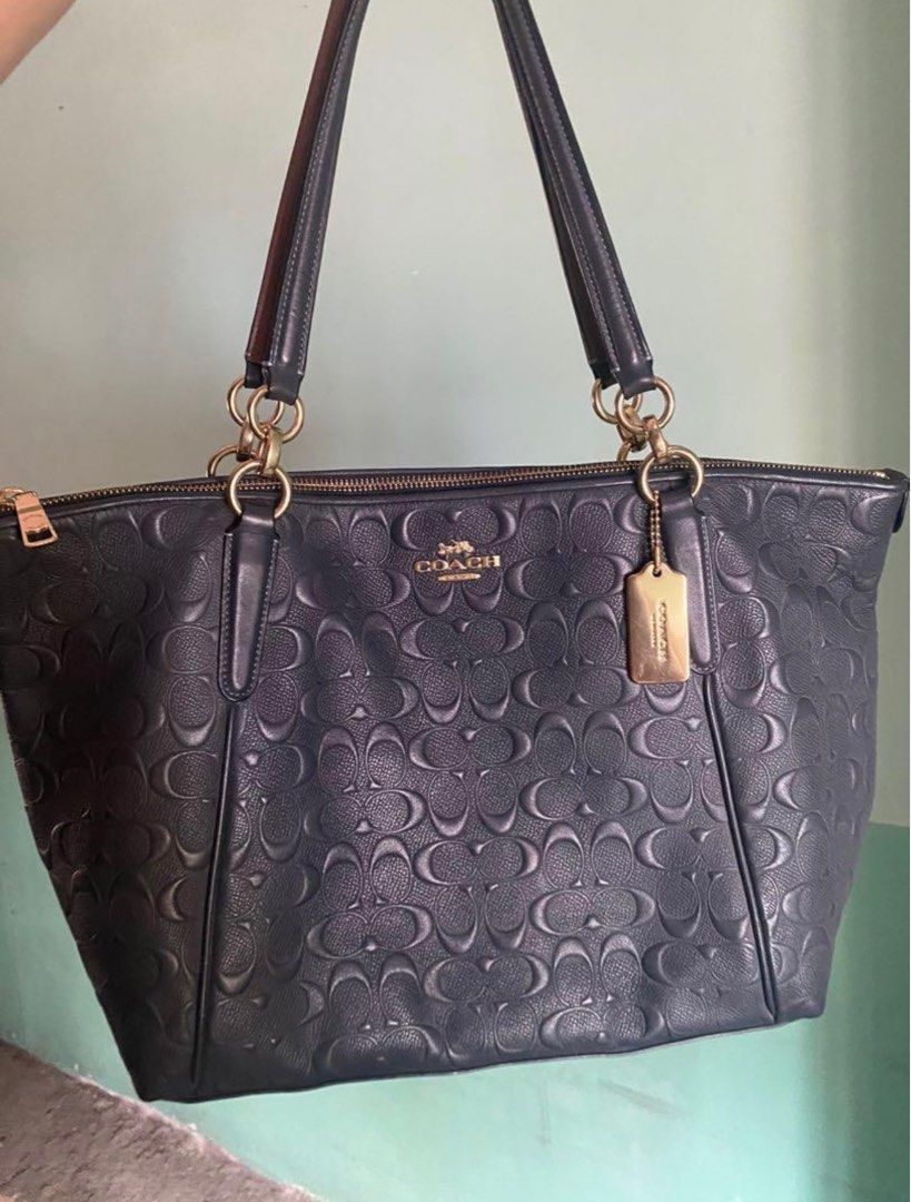 Coach Debossed Tote Ava (Category: Luxury Bags & Wallets) located in Manila. Submitted by jenmarierivera (Listing ID 1249731018, Image 1). Description: .