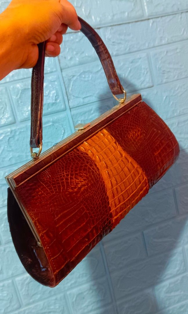 Crocodile skin bag (Category: Purses & Pouches) located in Bayambang. Submitted by jnmrk (Listing ID 1249639014, Image 2). Description: authentic crocodile bag for women good condition japan made loc manila 1500 nalang siya.