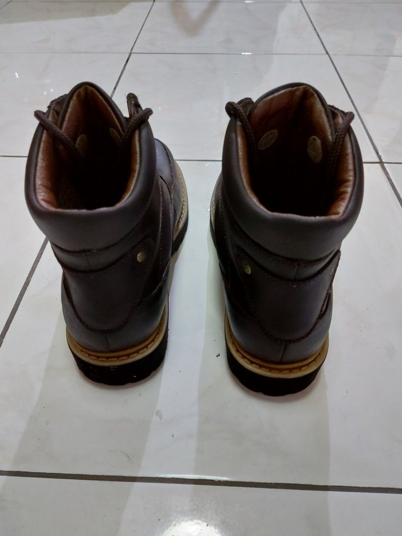 Gibi Homme Winter Boots for Men (Category: Boots) located in Makati City. Submitted by berniebones (Listing ID 1249763686, Image 3). Description: Gibi Homme Winter Boots for Men Used only once. Color brown. Size not visible on shoe but its around 10 inches upon manual measurement. No box. RFS: Decluttering..