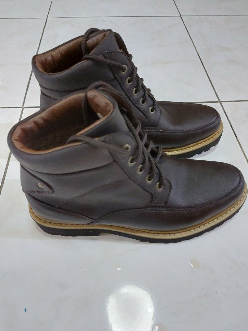 Gibi Homme Winter Boots for Men (Category: Boots) located in Makati City. Submitted by berniebones (Listing ID 1249763686, Image 2). Description: Gibi Homme Winter Boots for Men Used only once. Color brown. Size not visible on shoe but its around 10 inches upon manual measurement. No box. RFS: Decluttering..