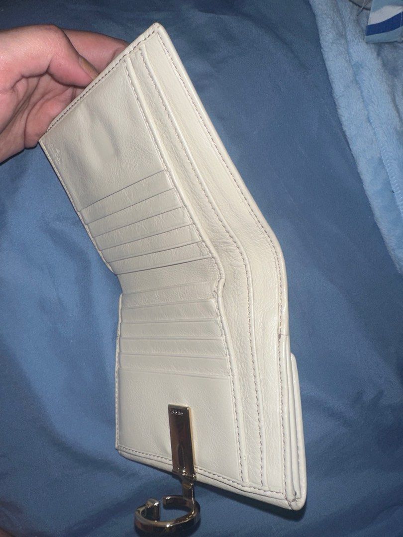 Gucci bifold wallet (Category: Wallets & Card Holders) located in Quezon City. Submitted by cmsia (Listing ID 1249660099, Image 3). Description: No flaws .