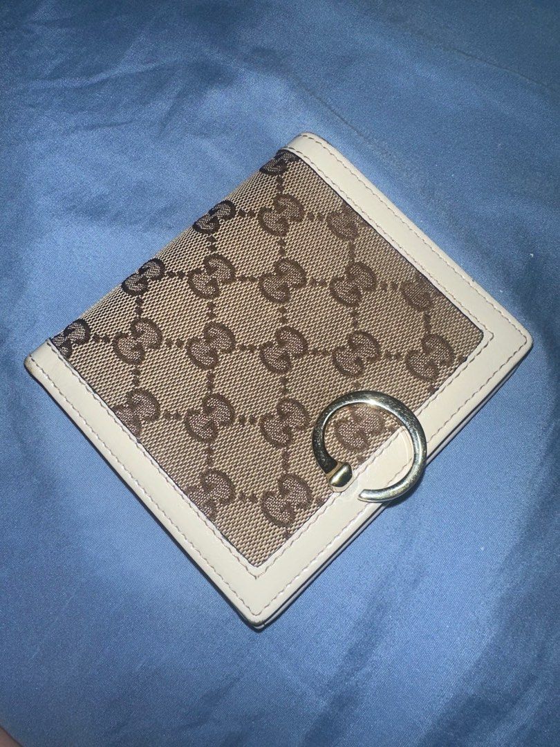 Gucci bifold wallet (Category: Wallets & Card Holders) located in Quezon City. Submitted by cmsia (Listing ID 1249660099, Image 1). Description: No flaws .