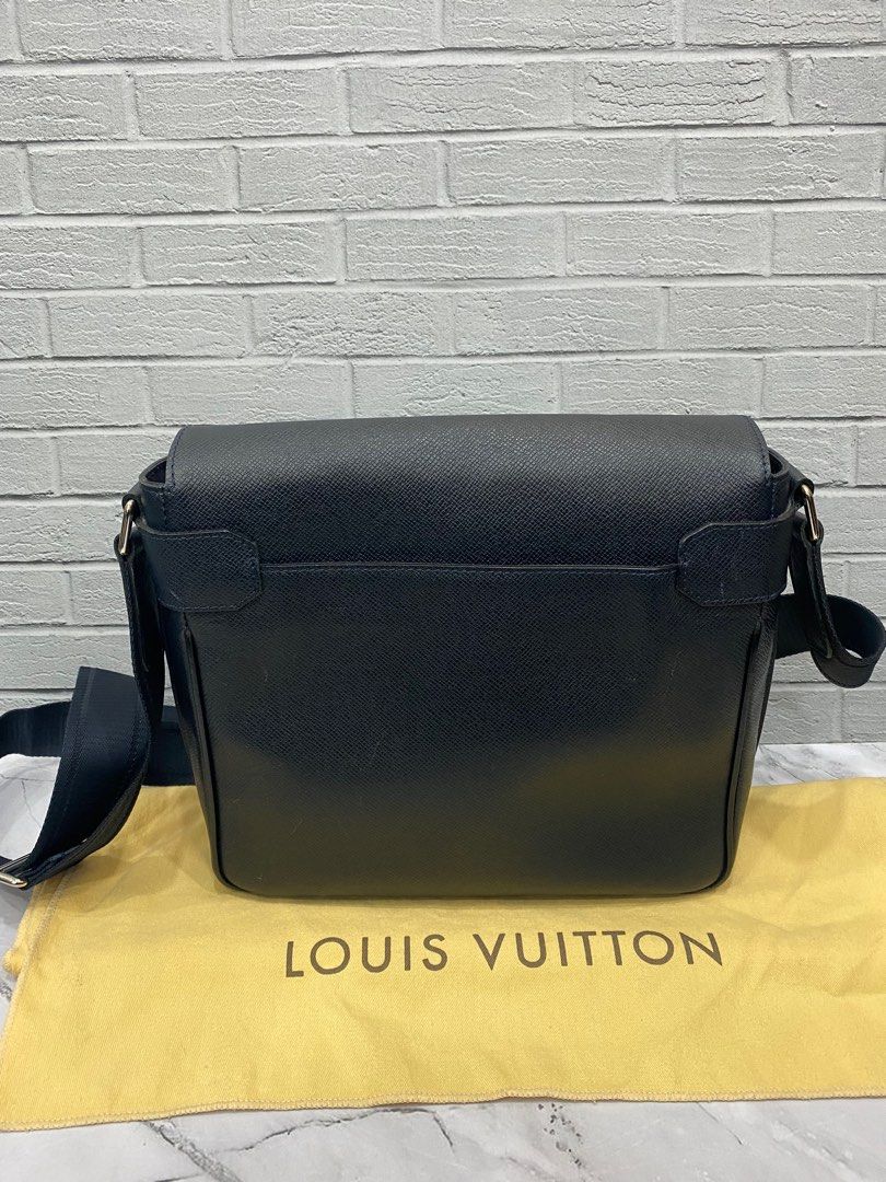 tas sling-bag Louis Vuitton Taiga Messenger Grey 2013 Sling Bag