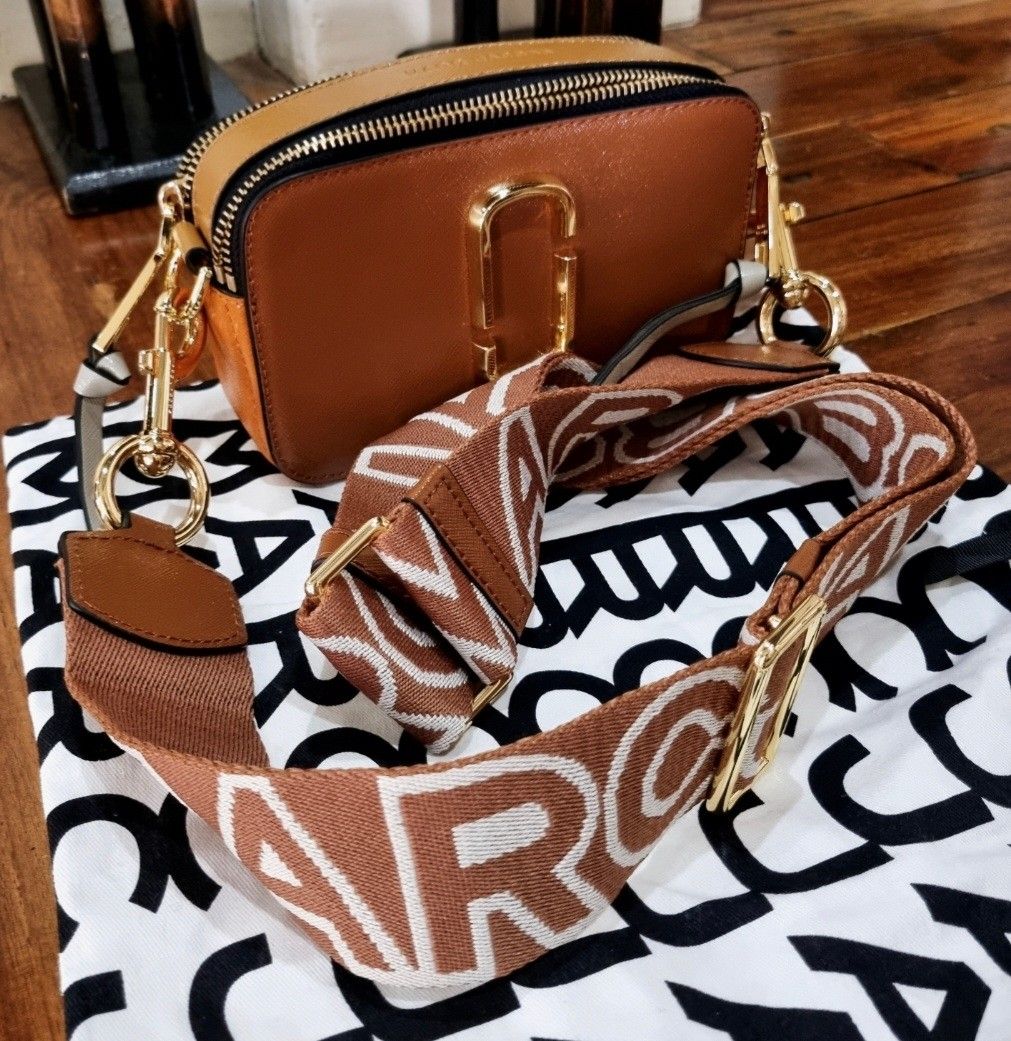 MARC JACOBS LOGO STRAP SNAPSHOT SMALL CAMERA BAG, Luxury, Bags & Wallets on  Carousell