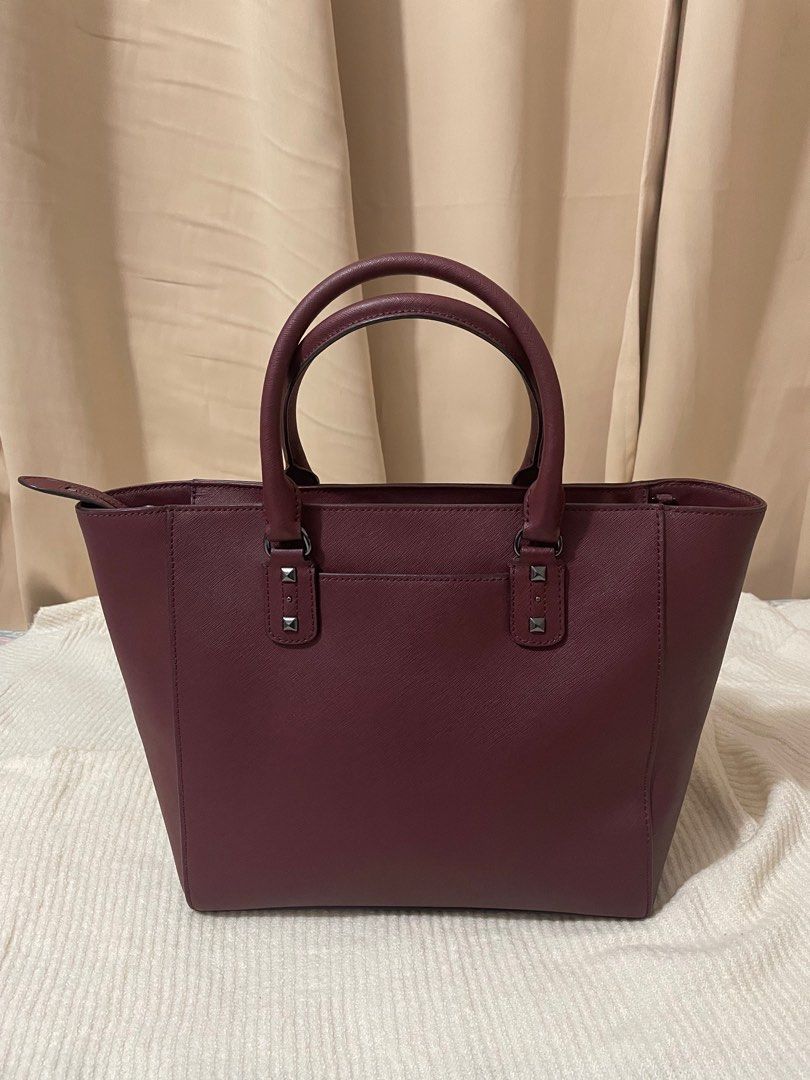 Michael Kors handbag (Category: Luxury Bags & Wallets) located in Paranaque City. Submitted by declutterqueeen (Listing ID 1249741198, Image 2). Description: Original Michael Kors Got this from Woodbury outlet in NYC Sf shouldered by buyer Gcash/bdo transfer Lalamove/grab pickup Rfs: decluttering .