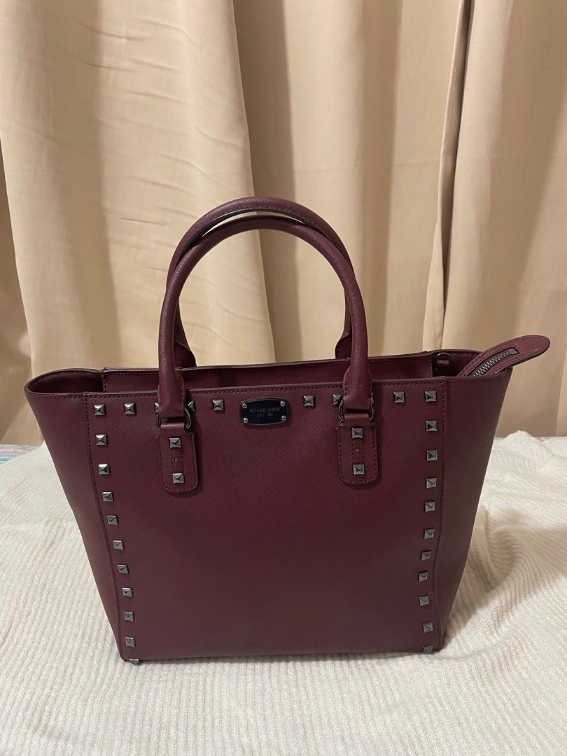 Michael Kors handbag (Category: Luxury Bags & Wallets) located in Paranaque City. Submitted by declutterqueeen (Listing ID 1249741198, Image 1). Description: Original Michael Kors Got this from Woodbury outlet in NYC Sf shouldered by buyer Gcash/bdo transfer Lalamove/grab pickup Rfs: decluttering .