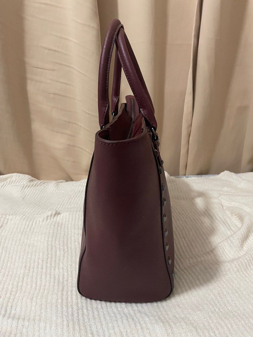 Michael Kors handbag (Category: Luxury Bags & Wallets) located in Paranaque City. Submitted by declutterqueeen (Listing ID 1249741198, Image 3). Description: Original Michael Kors Got this from Woodbury outlet in NYC Sf shouldered by buyer Gcash/bdo transfer Lalamove/grab pickup Rfs: decluttering .