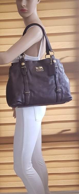 Preloved Coach Bag (Category: Luxury Bags & Wallets) located in Malabon City. Submitted by jasDR (Listing ID 1249768129, Image 3). Description: Authentic Coach bag .