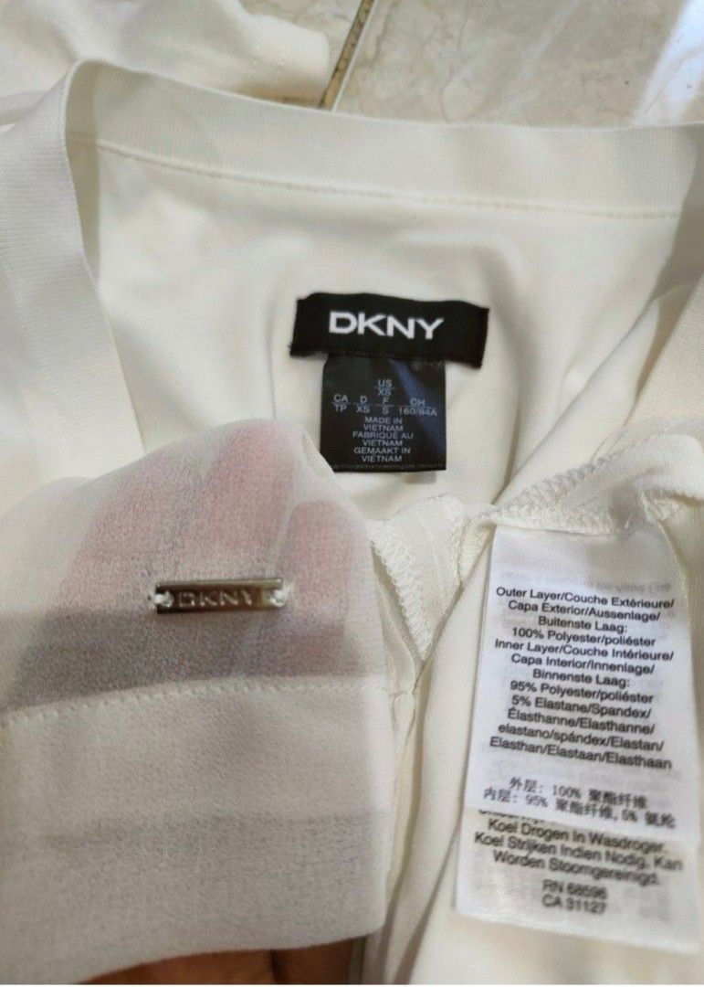 SALE! DKNY White t-shirt Top, Fesyen Wanita, Pakaian Wanita, Atasan di  Carousell