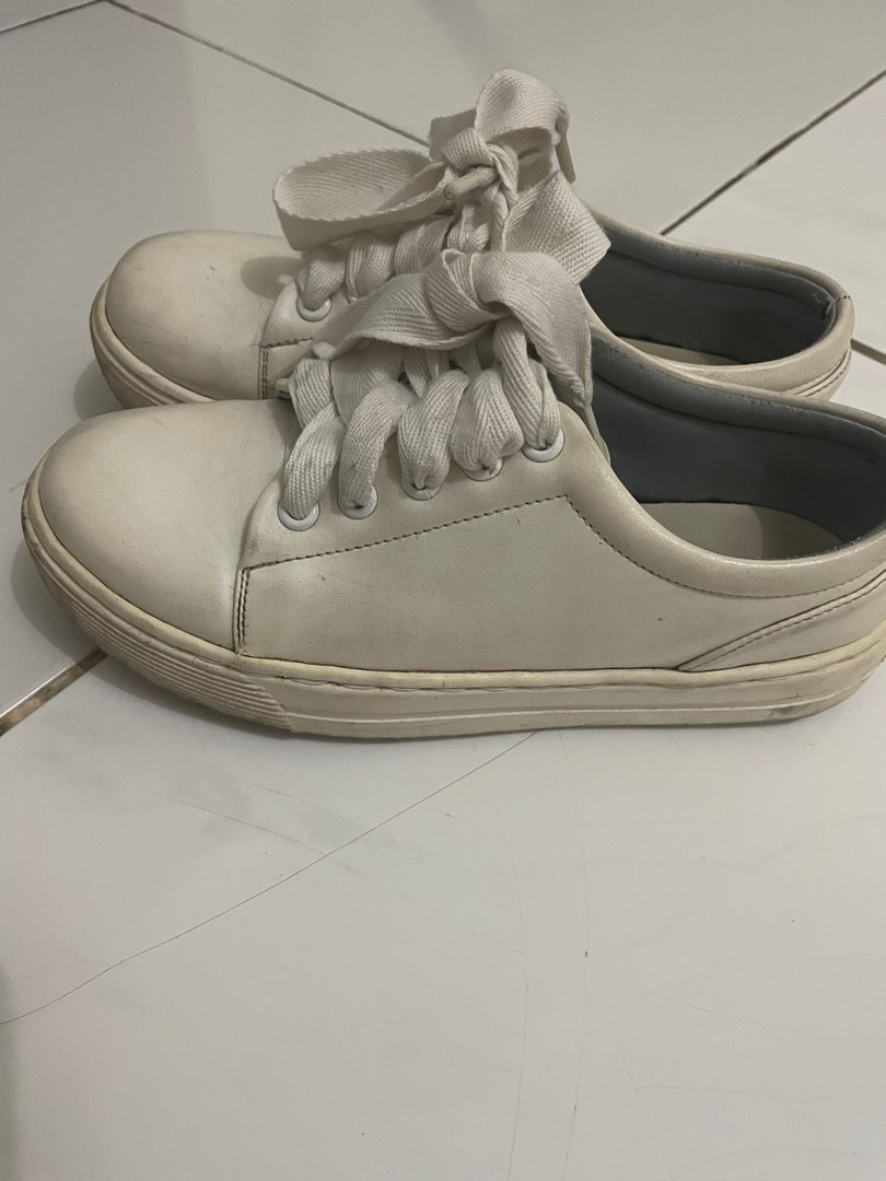 Sepatu putih polos, Fesyen Wanita, Sepatu di Carousell