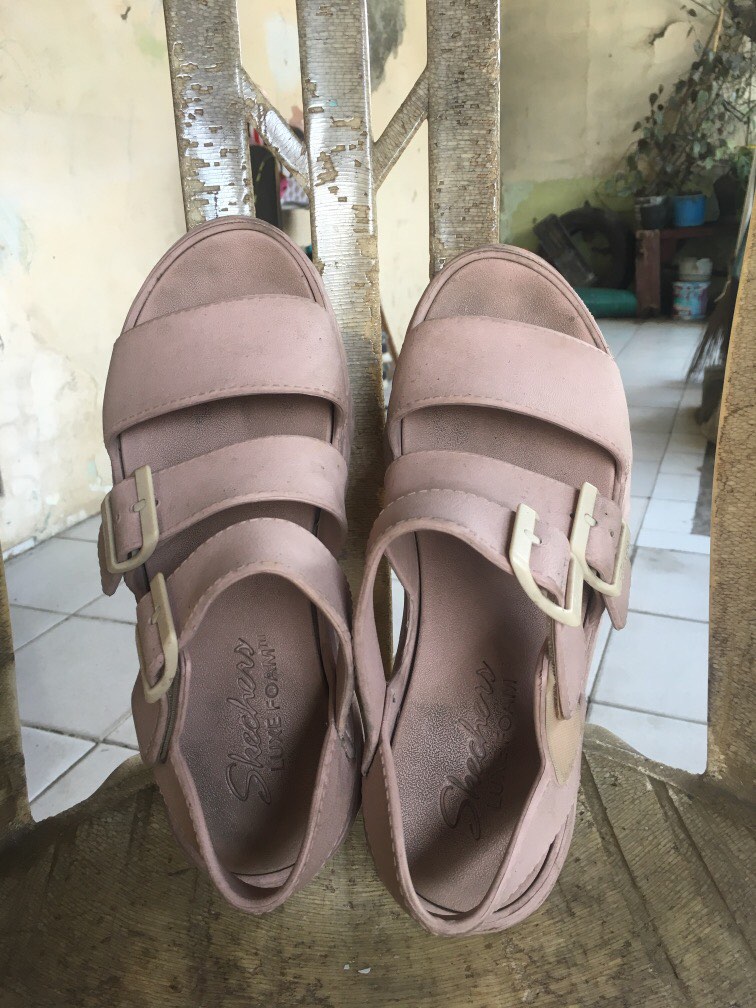 Skechers Luxe Foam (Sepatu Sendal), Fesyen Wanita, Sepatu di Carousell