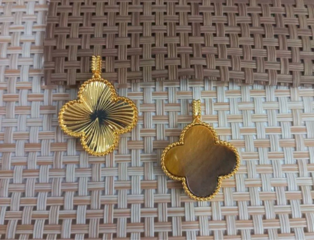 Vca Pendant in 18Karat Gold Setting (Category: Charms) located in Davao. Submitted by jewelrybox_cezsupera. (Listing ID 1249761226, Image 3). Description: Reversible Vca Pendant P1,950 ❗️❗️❗️ ⭐️20mm size ⭐️Real Gold 18Karat ⭐️With Au750 Gold Tag ⭐️Pawnable ⭐️With Certificate of Authenticity .